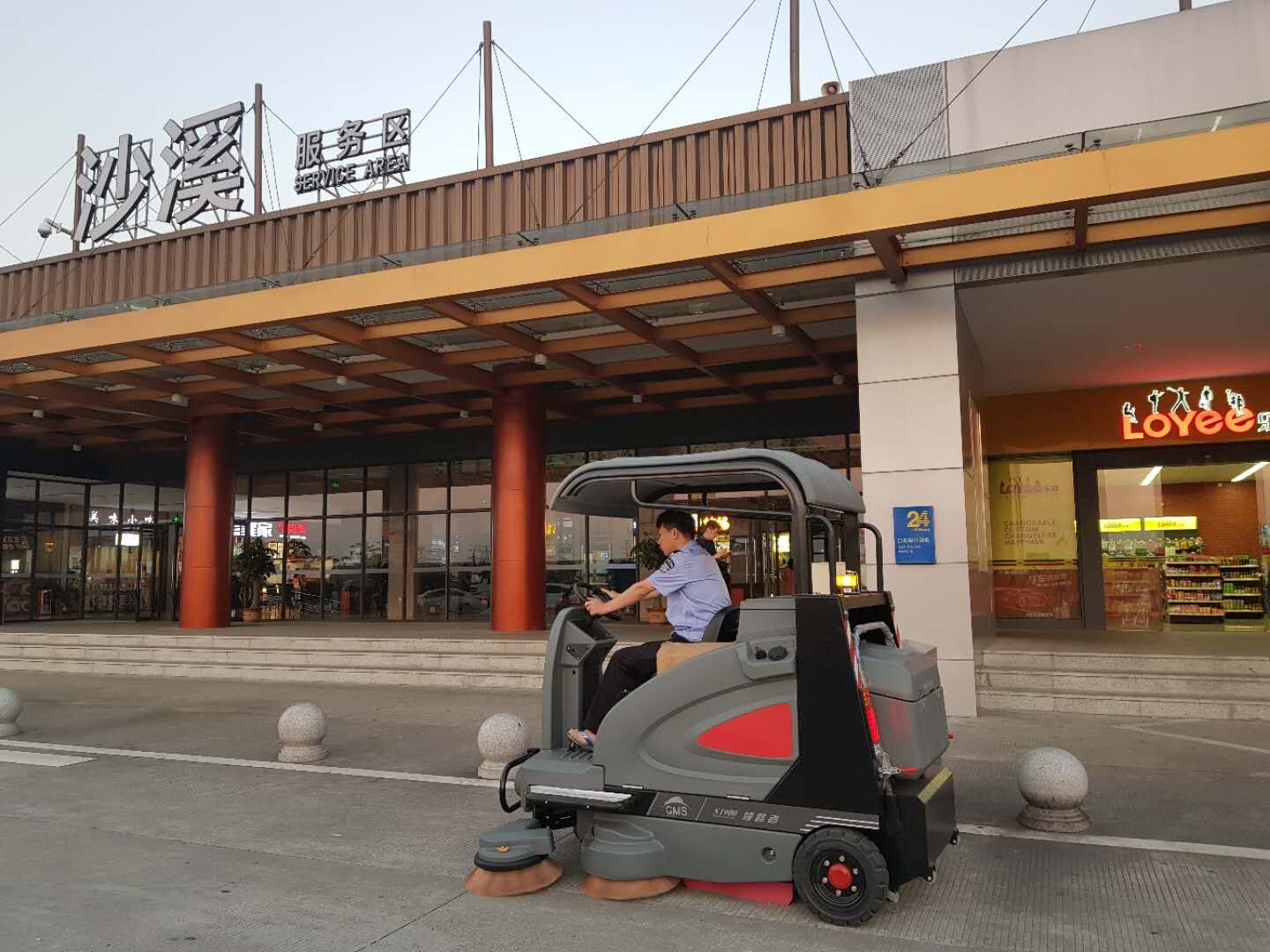 電動駕駛式掃地機(jī)廠家
