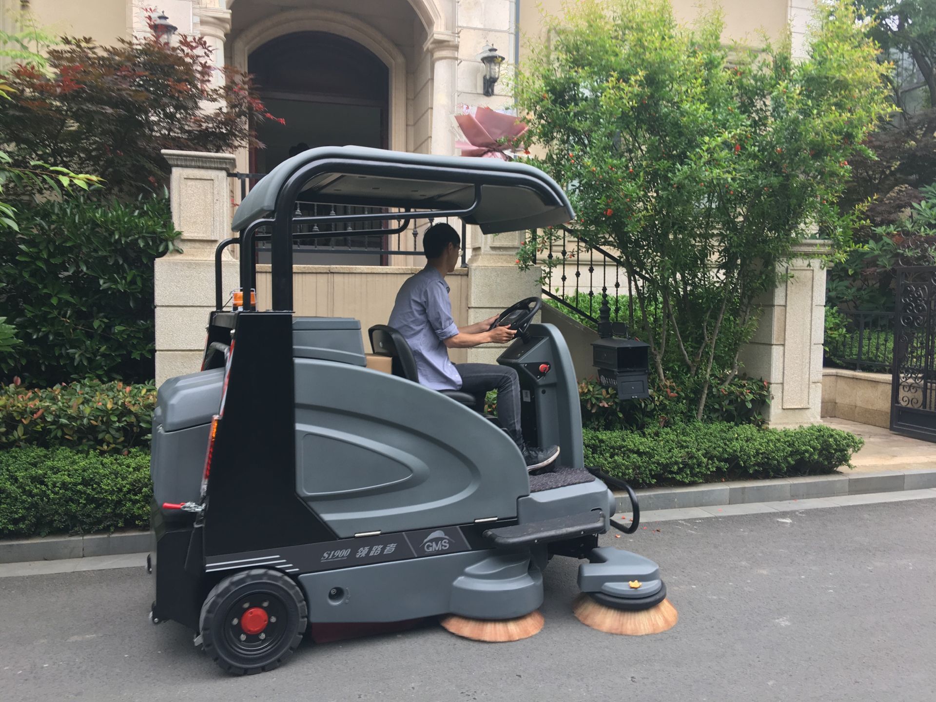 中國駕駛掃地機(jī)品牌