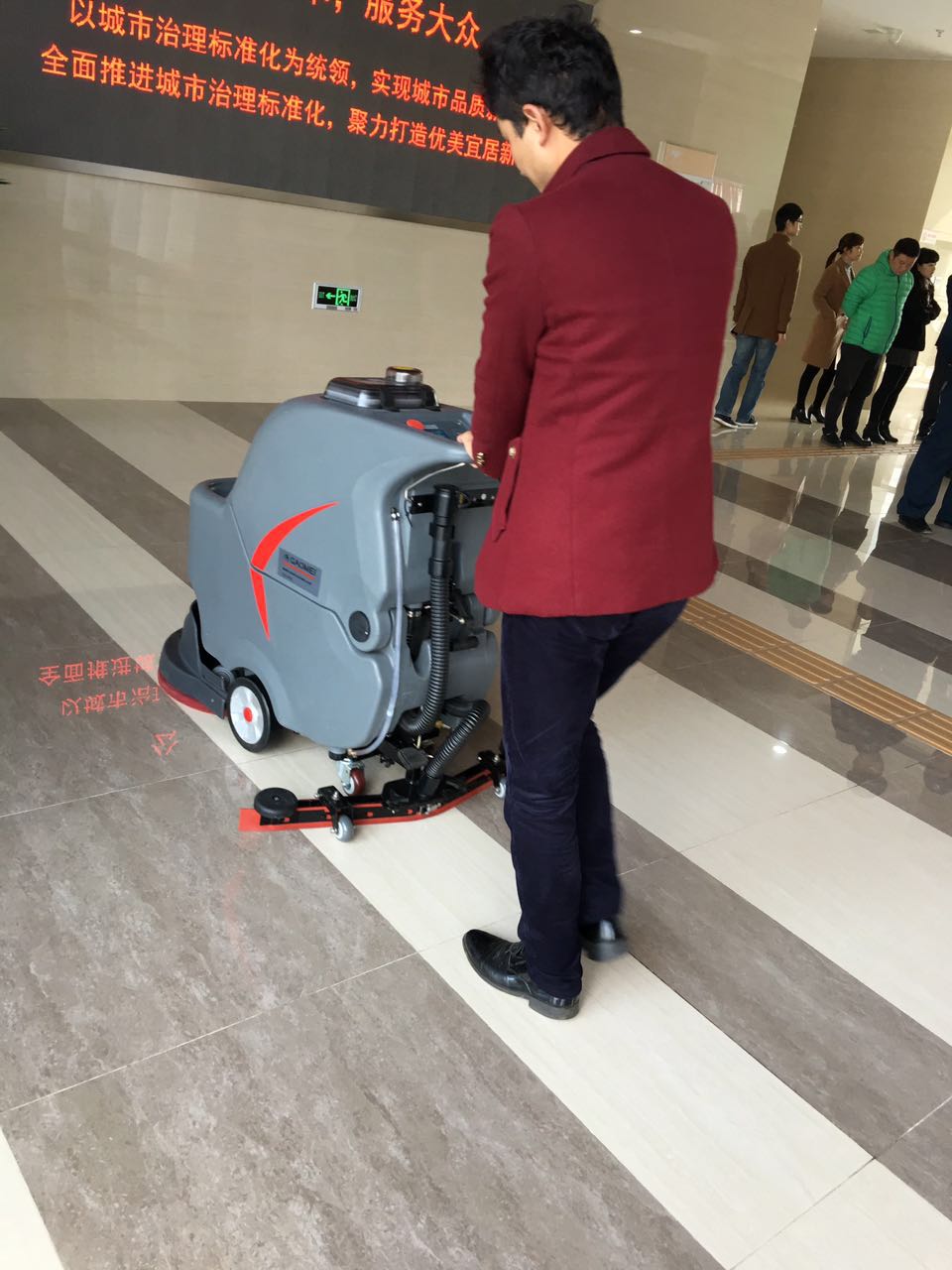 酒店清潔大理石地面就用靜音洗地機(jī)