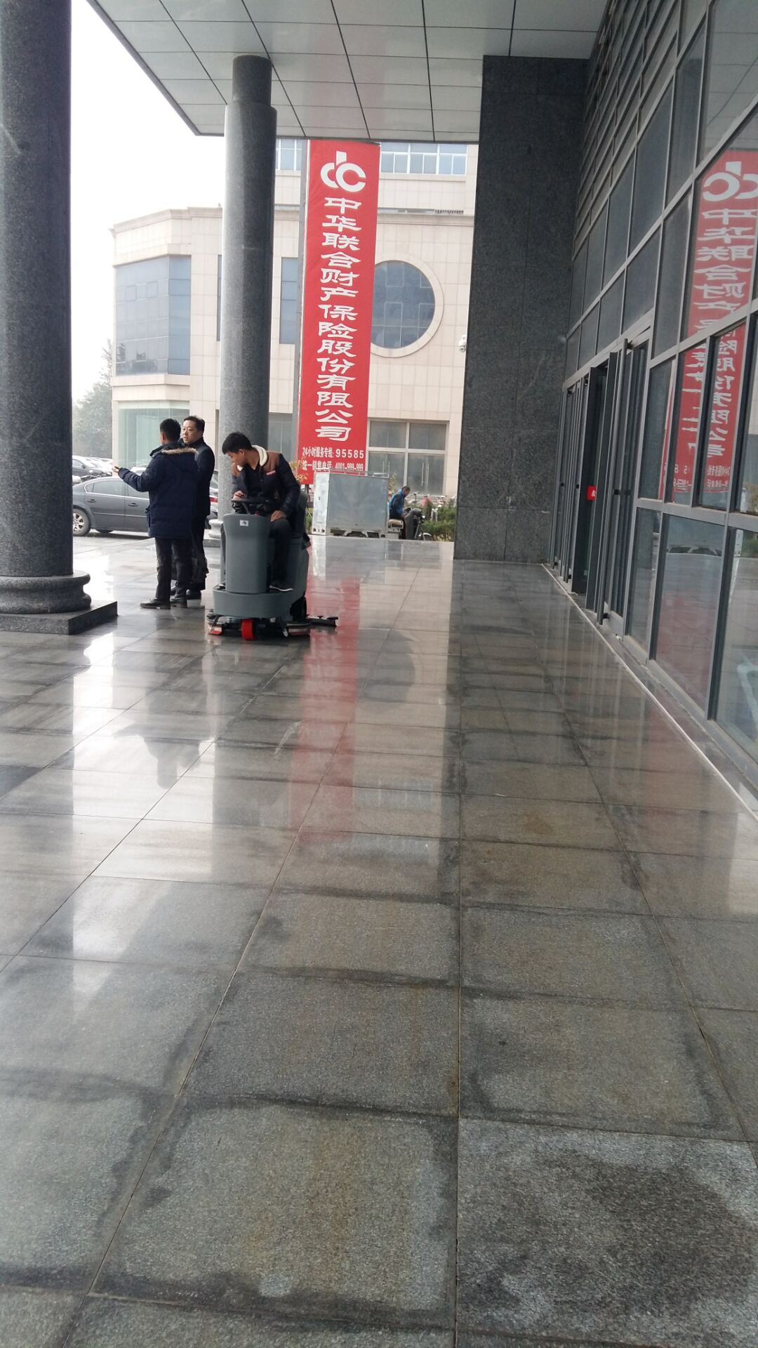 如何正確選擇廣場(chǎng)駕駛式中型洗地機(jī)