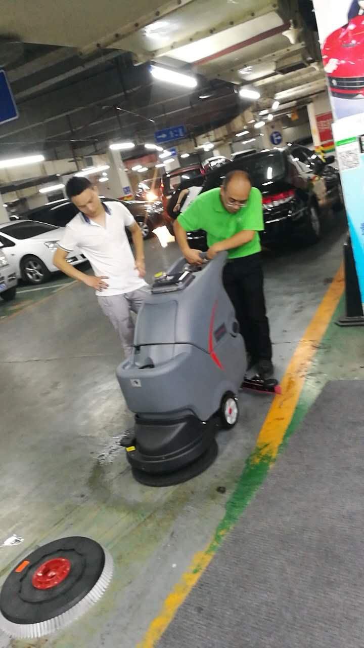 選擇租保潔設(shè)備洗地機(jī)有什么好處？