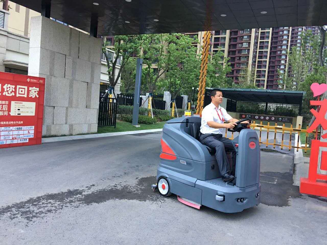 駕駛式洗地機(jī)引領(lǐng)行業(yè)前行，創(chuàng)造現(xiàn)代社會(huì)的創(chuàng)建文明