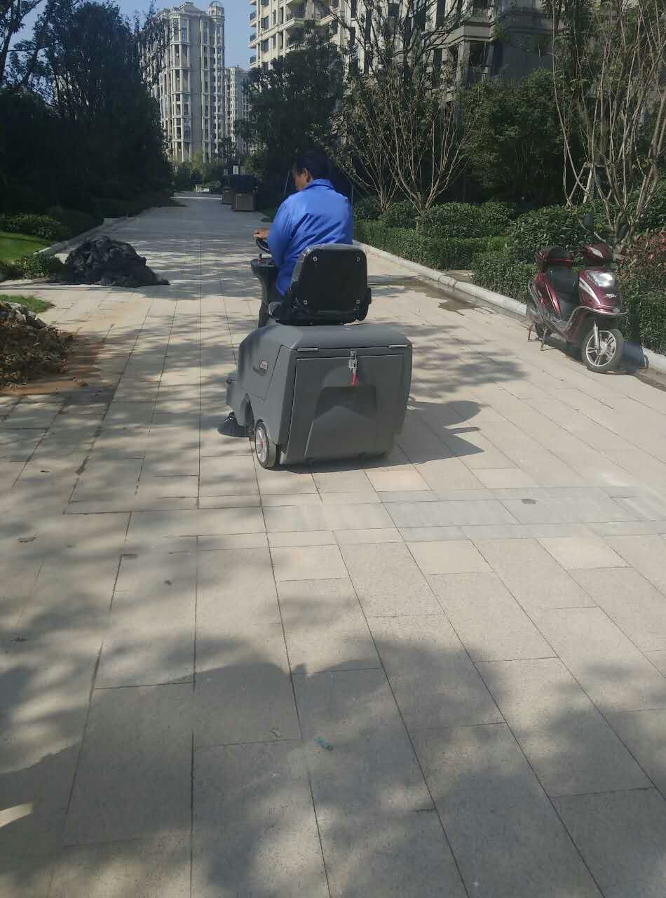 高美小型駕駛式掃地機(jī)為小區(qū)增添一抹光彩