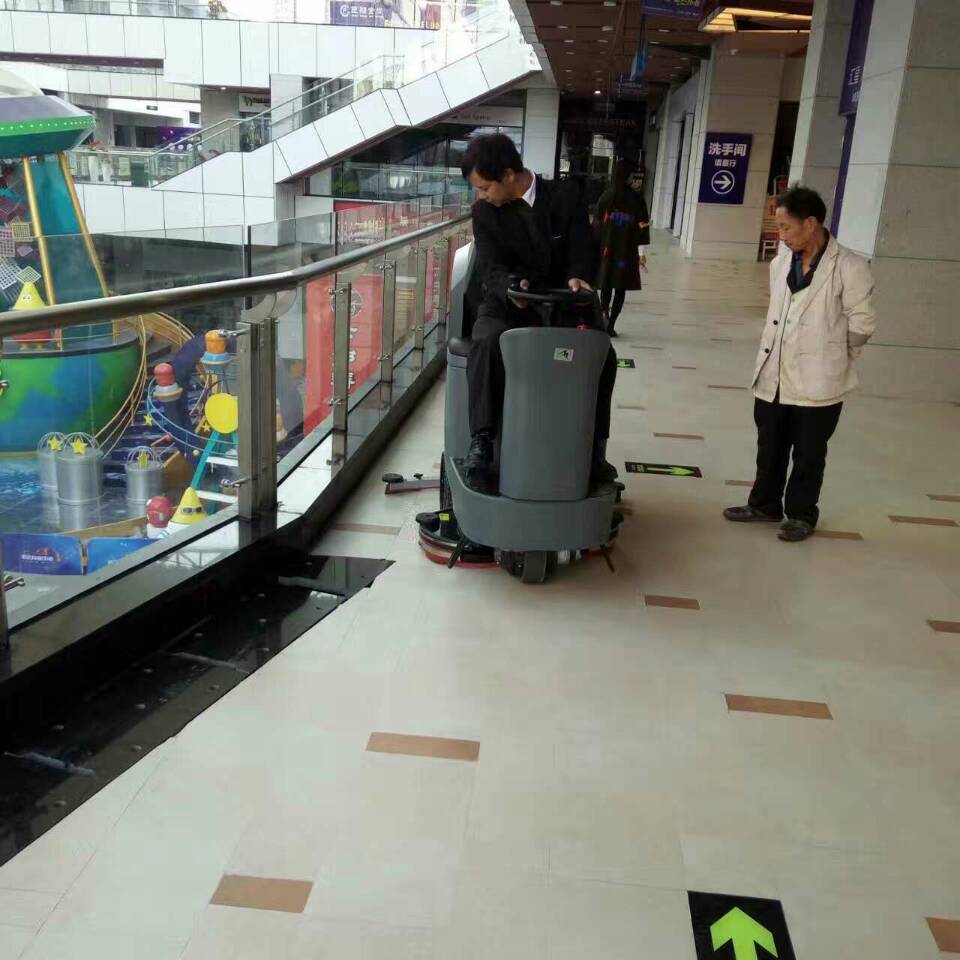 商場駕駛式洗地機(jī)如何操作？